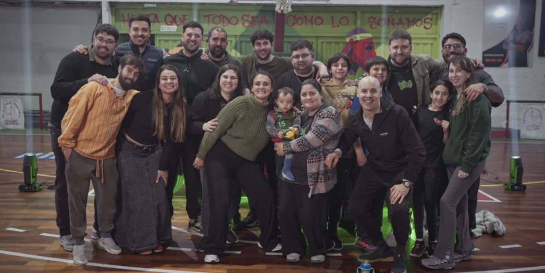 La directiva de Verdirrojo en la cancha, bajo el mural Hasta que todo sea como lo soñamos
