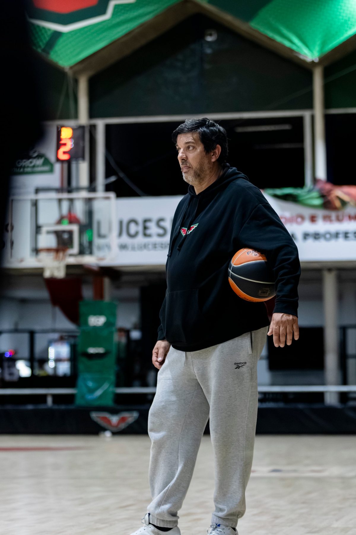 Entrenador de formativas en la cancha